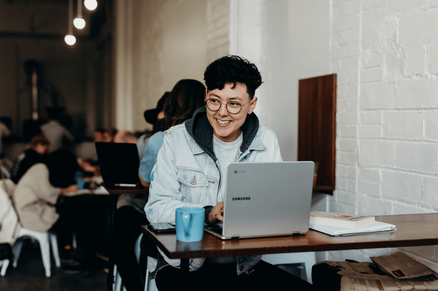 Vrouw werkt in cafe achter laptop