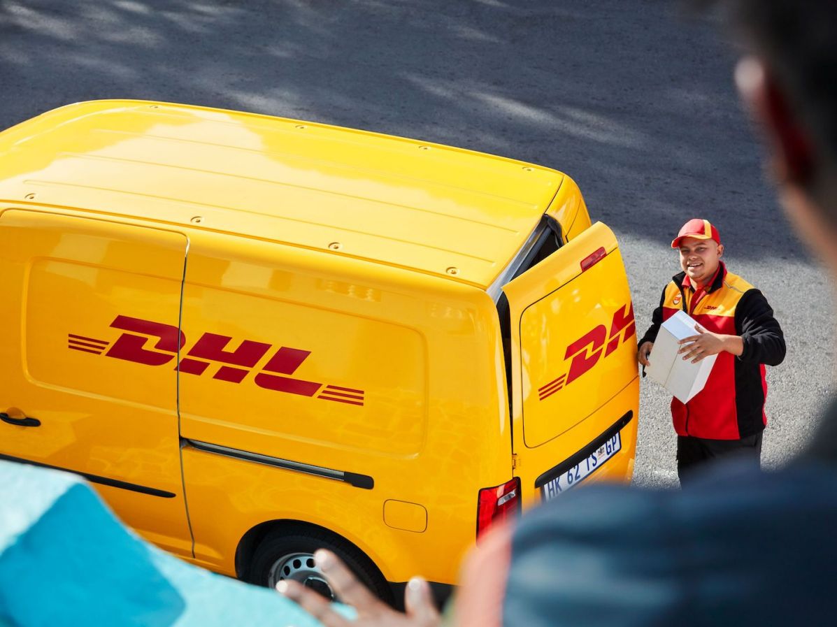 DHL bezorger bij bestelbus