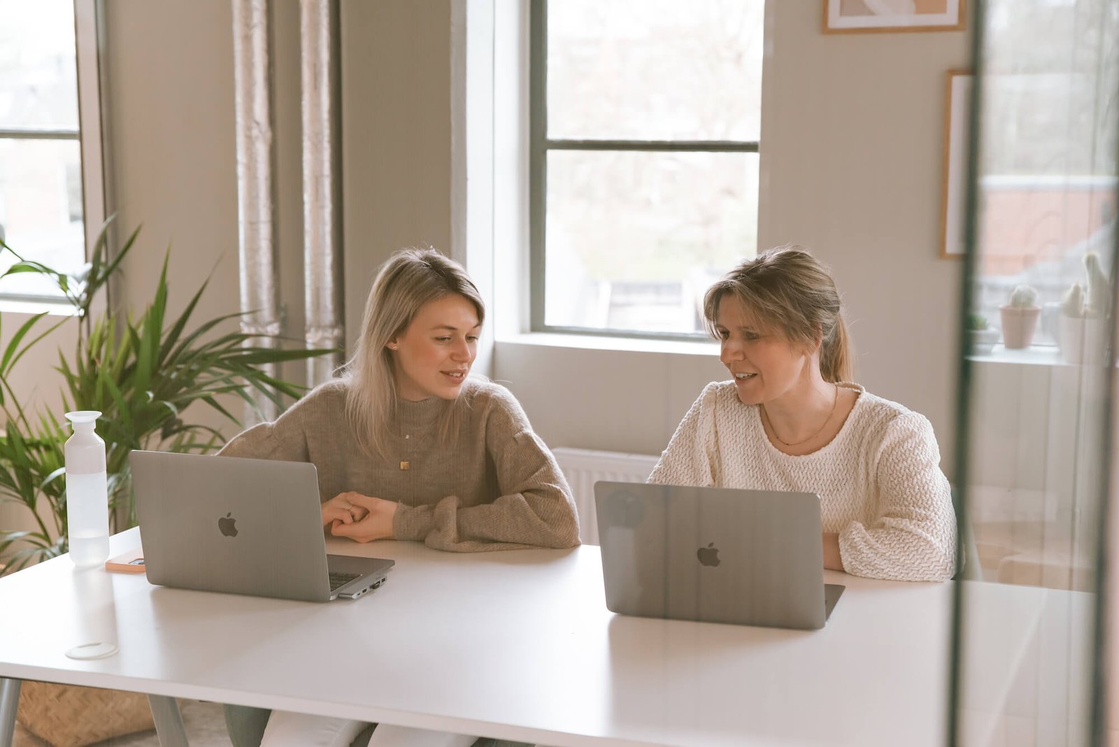 Twee medewerkers van Great Place To Work werken achter laptop