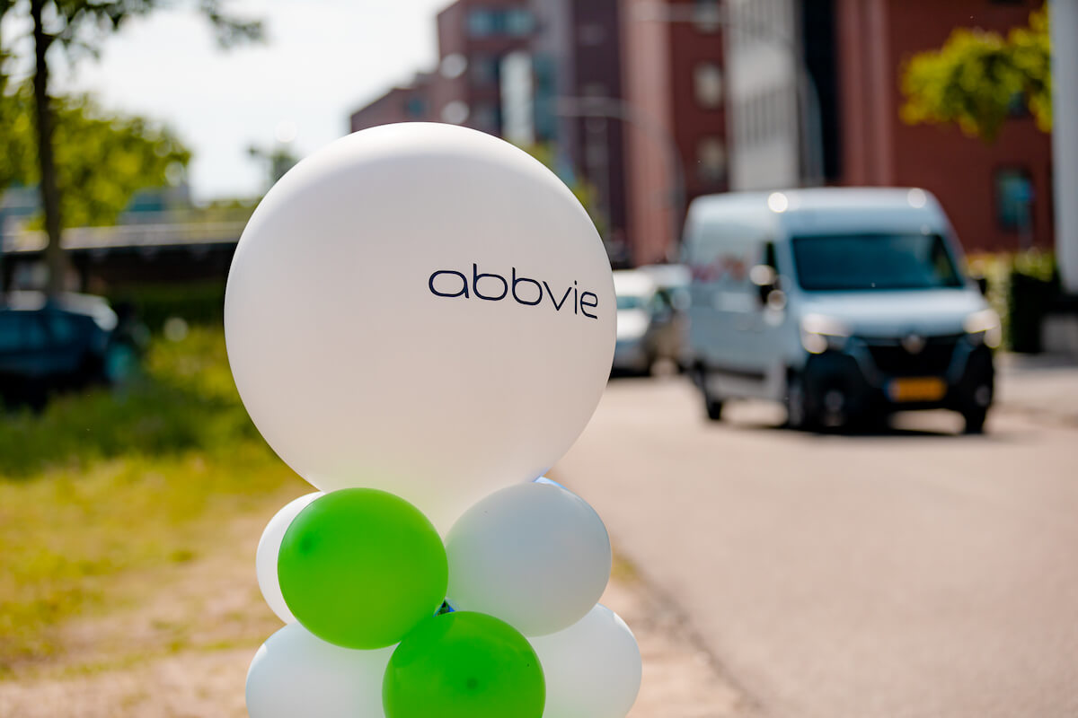 Witte en groene ballonnen bij AbbVie